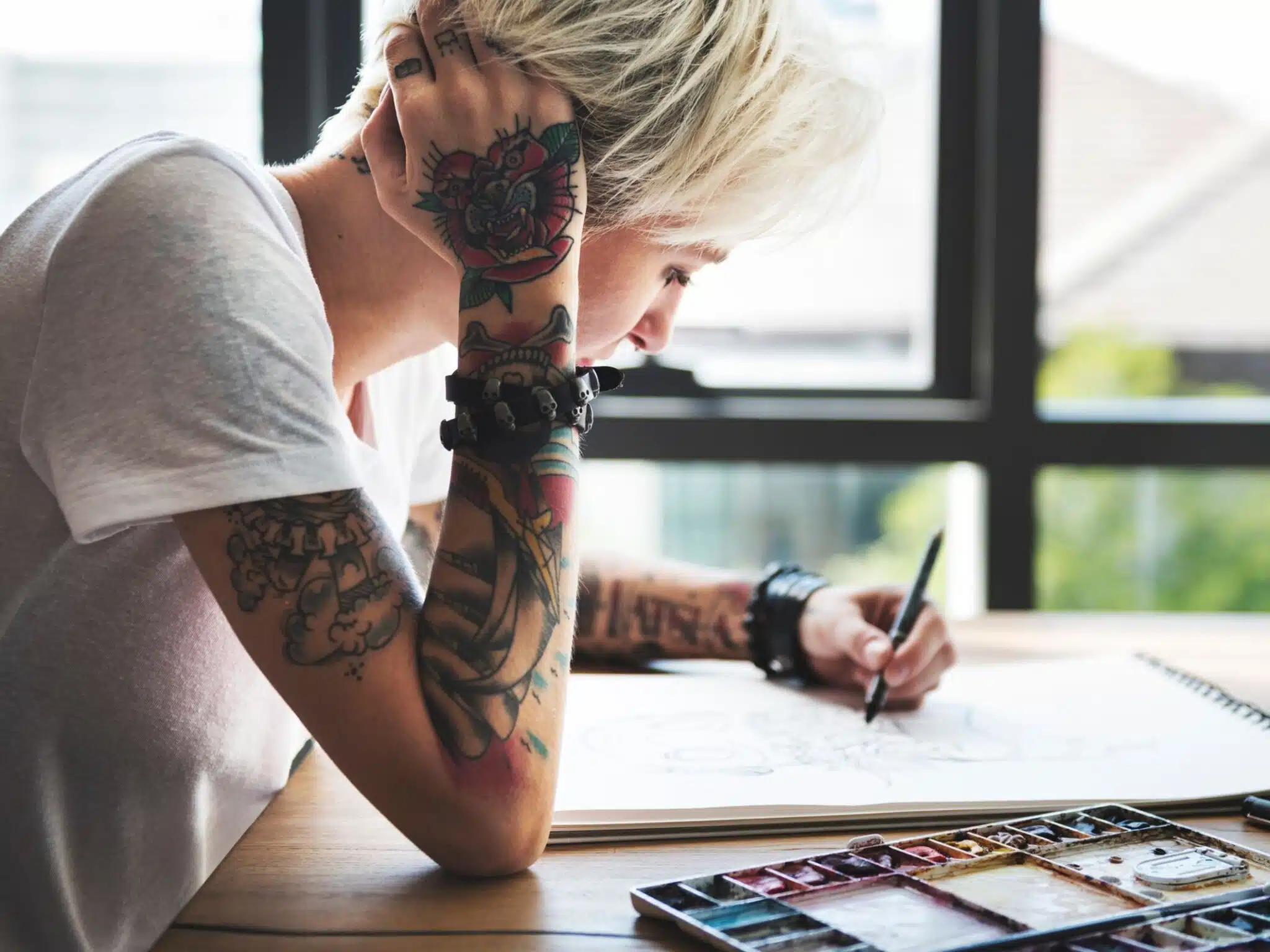 Transformer vos blessures en art les pansements en forme de tatouage