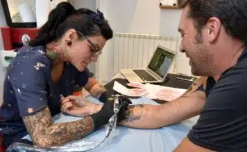 Transformer vos blessures en art : les pansements en forme de tatouage Transformer vos blessures en art les pansements en forme de tatouage