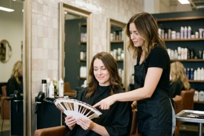 Femme en salon de coiffure choisissant sa couleur de cheveux avec l'aide d'une coloriste professionnelle